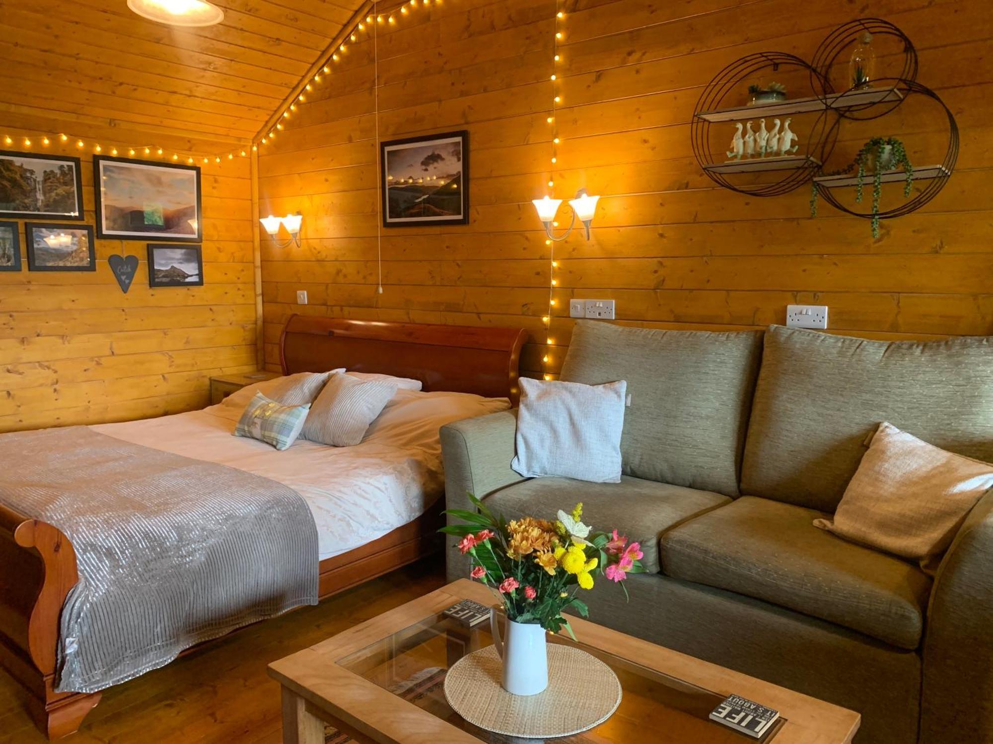 Cherry Cabin - Little Log Cabin In Wales Bettws Cedewain Bagian luar foto
