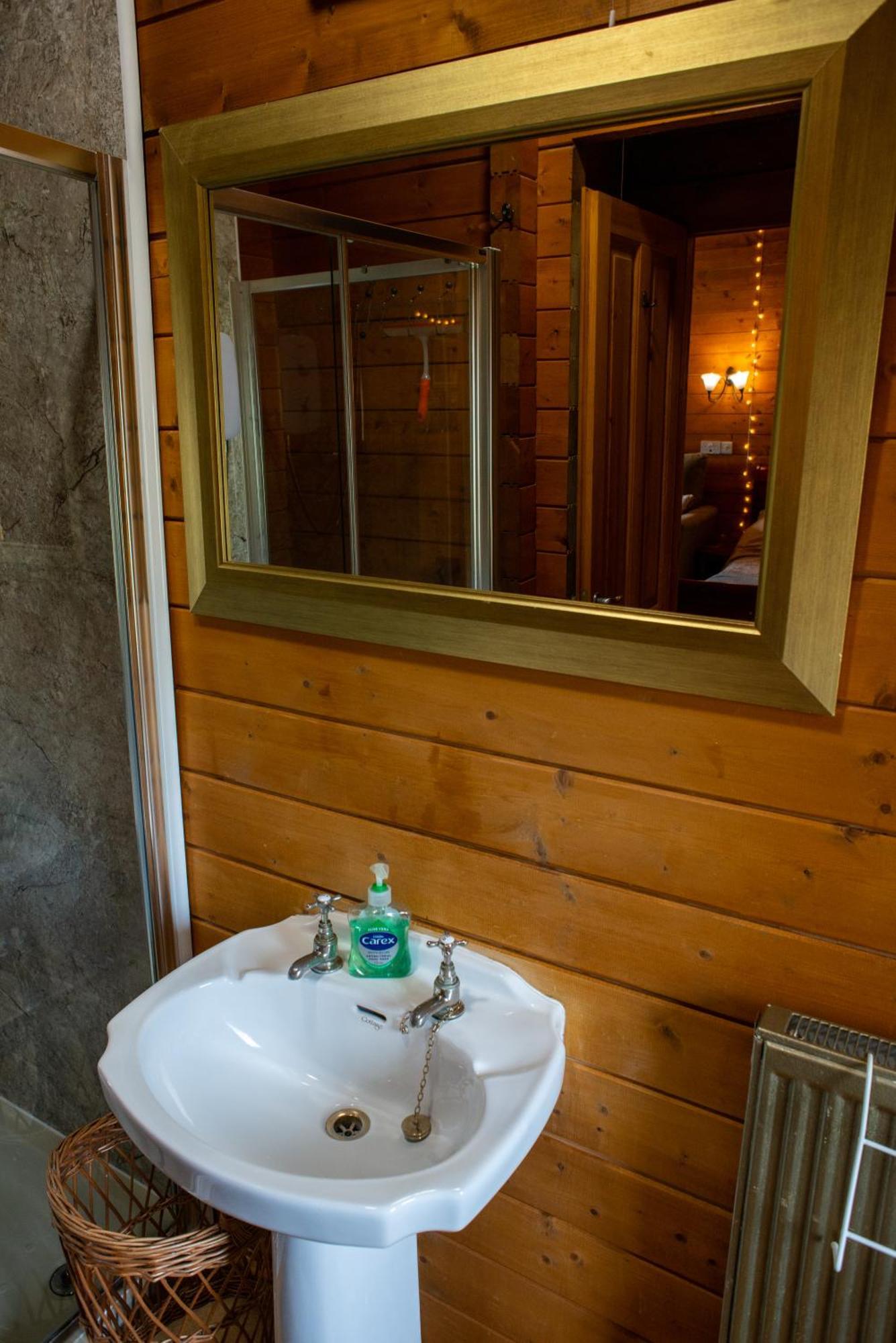Cherry Cabin - Little Log Cabin In Wales Bettws Cedewain Bagian luar foto