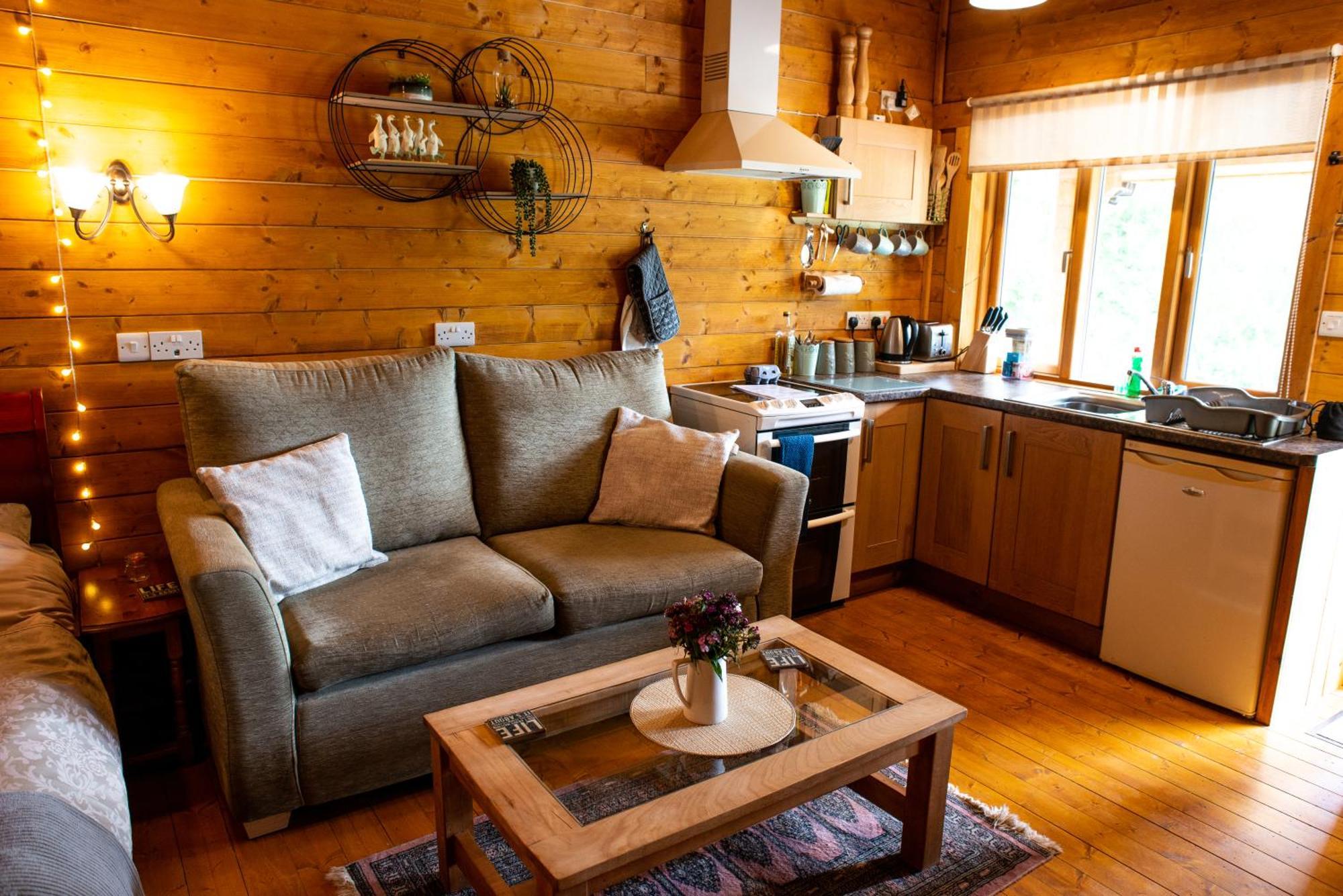 Cherry Cabin - Little Log Cabin In Wales Bettws Cedewain Bagian luar foto