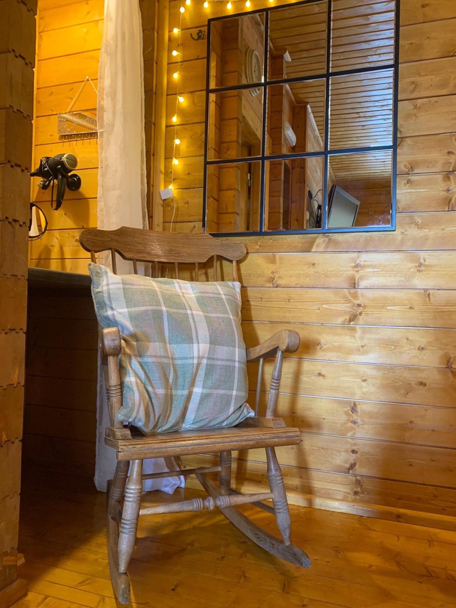 Cherry Cabin - Little Log Cabin In Wales Bettws Cedewain Bagian luar foto