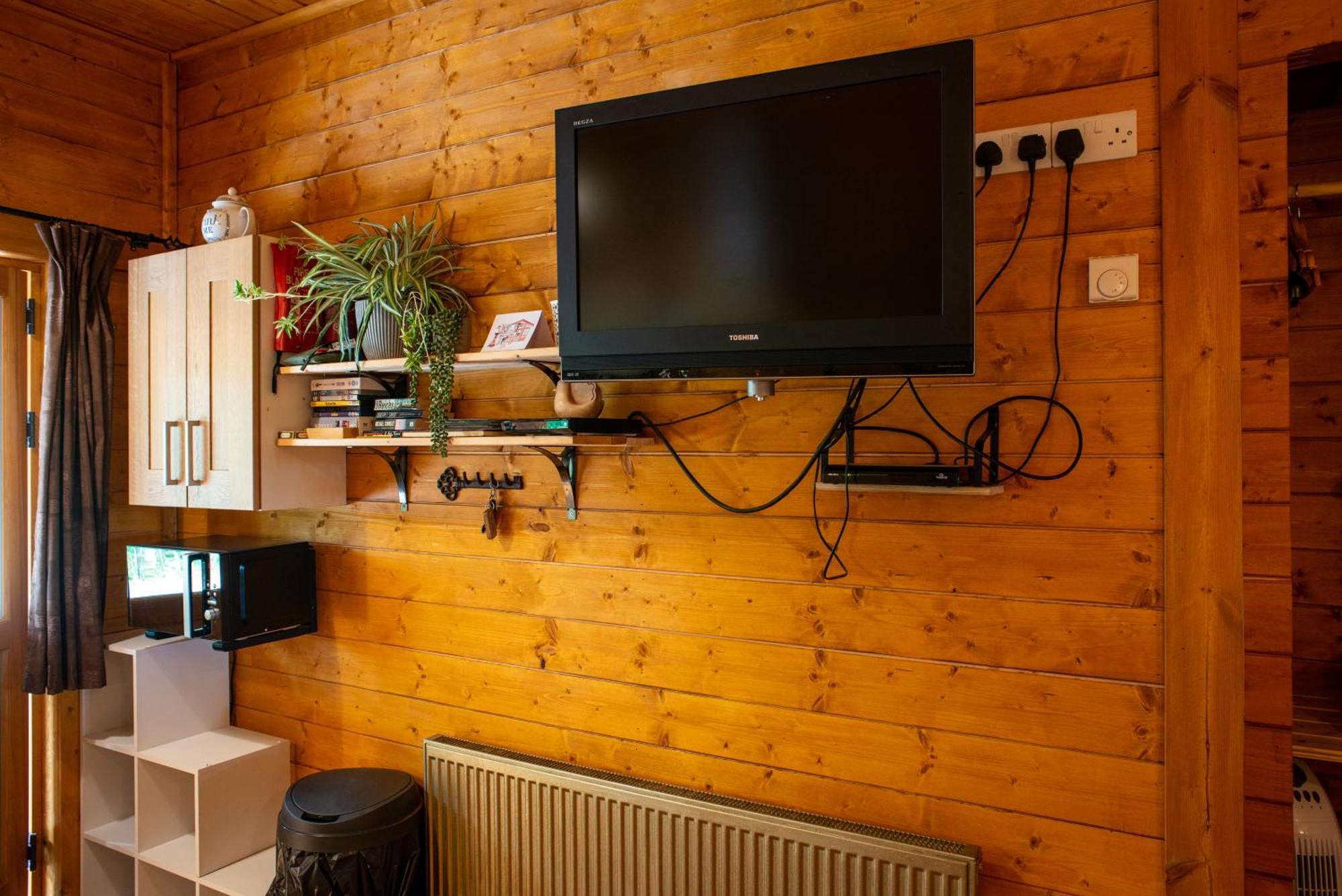 Cherry Cabin - Little Log Cabin In Wales Bettws Cedewain Bagian luar foto