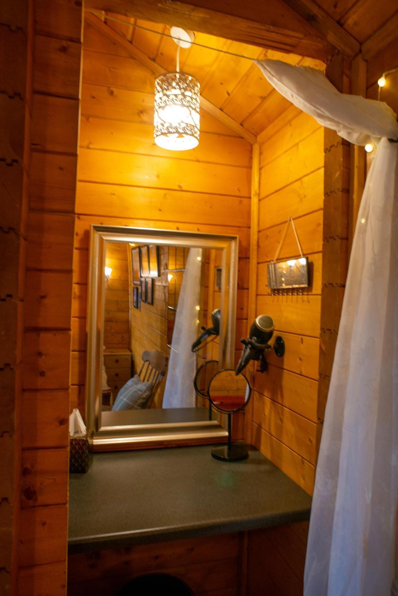 Cherry Cabin - Little Log Cabin In Wales Bettws Cedewain Bagian luar foto